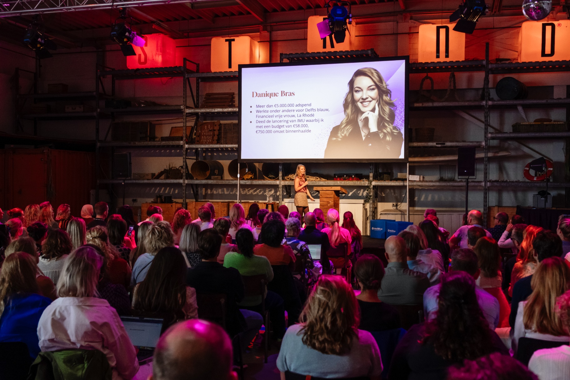 Danique op het podium tijdens keynote
