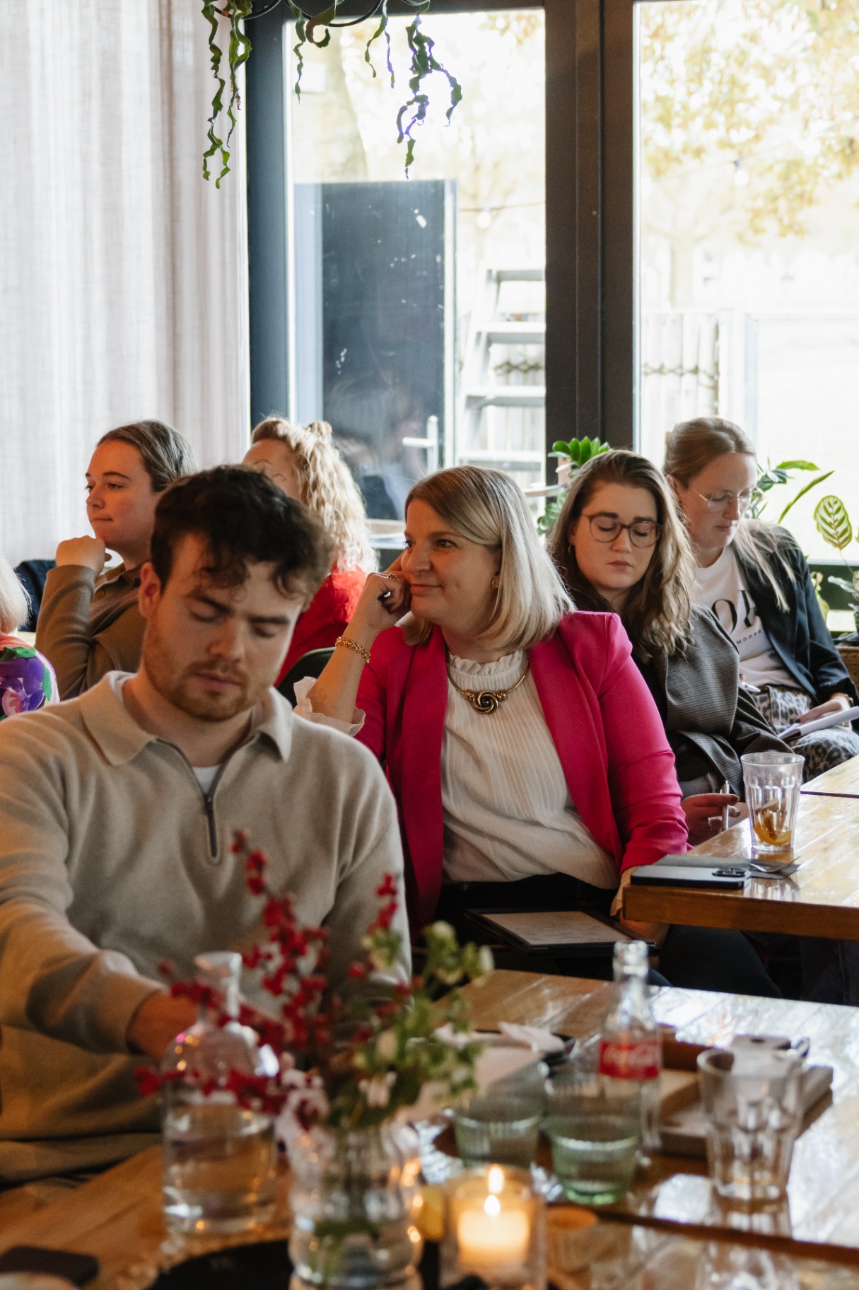 Publiek luistert aandachtig aan tafel