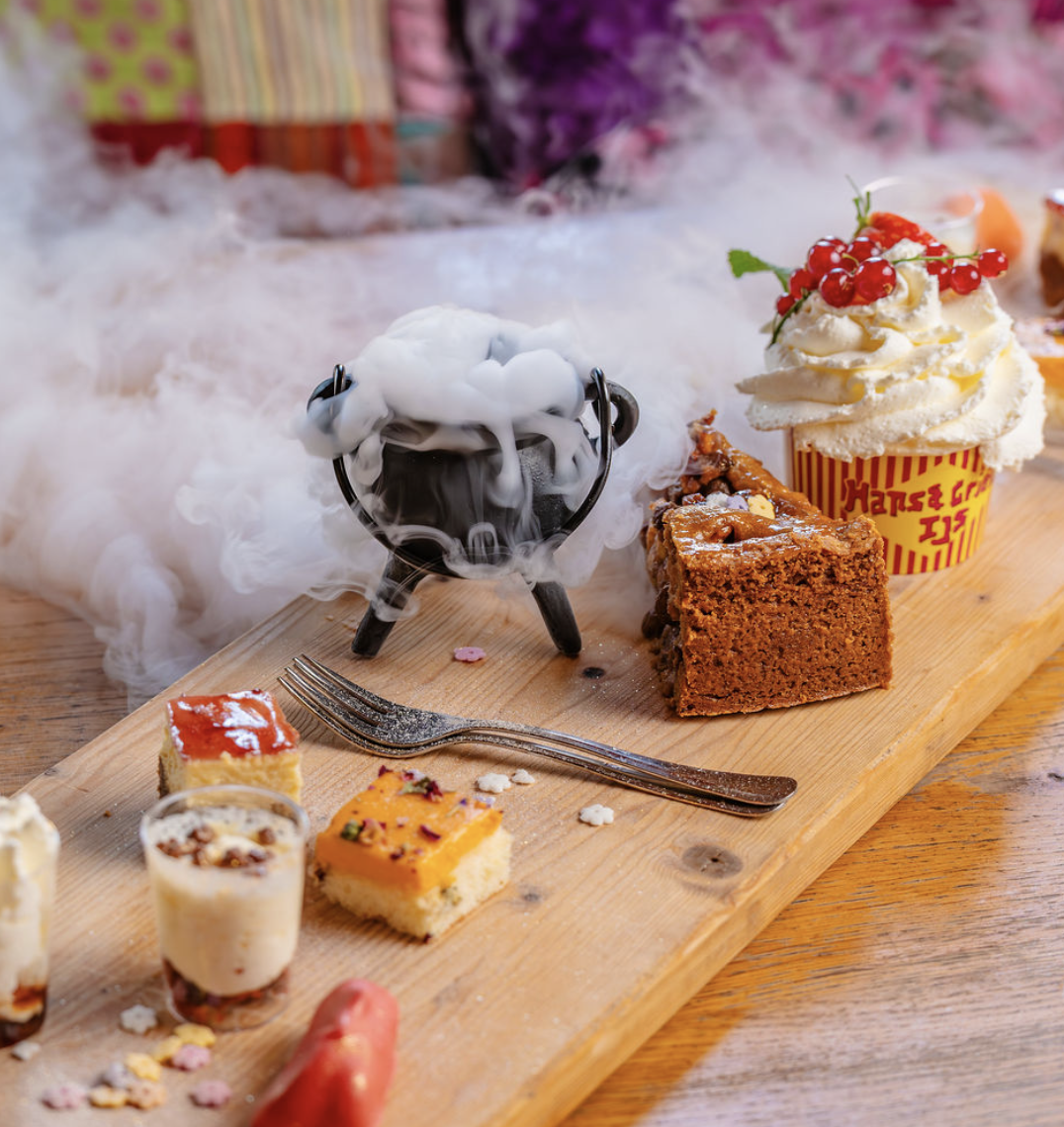 Dessertplank met rokende ketel, gebak en slagroom