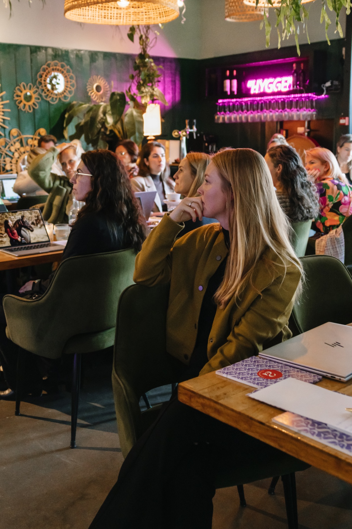 Publiek in warme sfeer bij Hygge