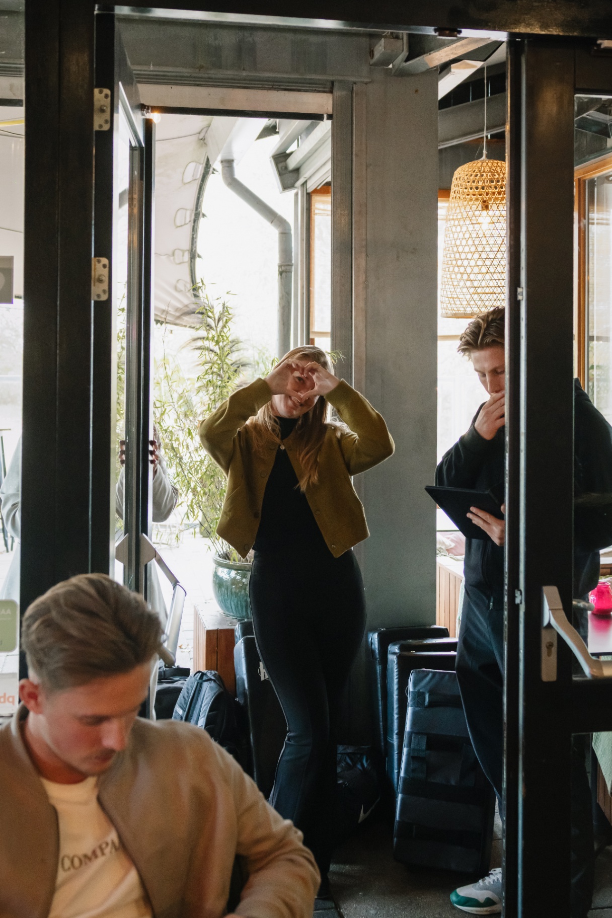 Sfeer bij de inloop