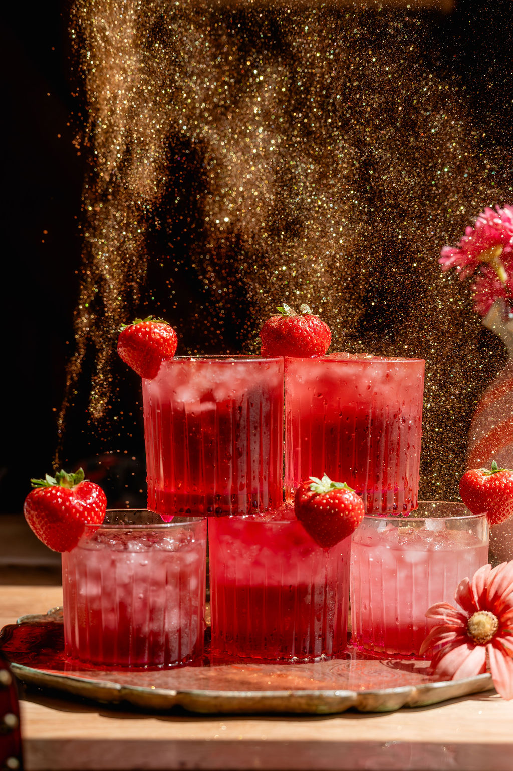 Rode aardbeiencocktails met gouden glitterregen